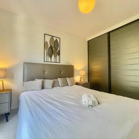 Apartment Luxurious Two Bedrooms With Terrace *