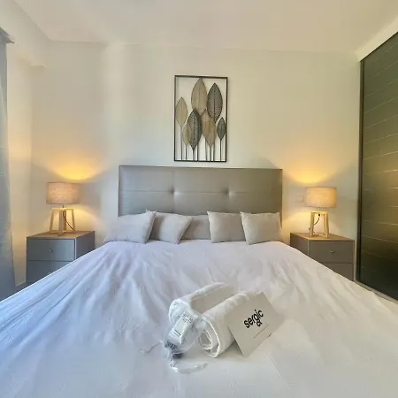 Luxurious Two Bedrooms With Terrace Apartment *
